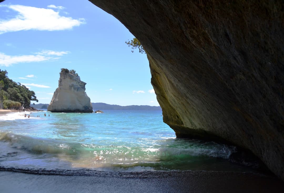 Te Hoho Rock and the white-sand beach at Cathedral Cove, framed by the rock archway