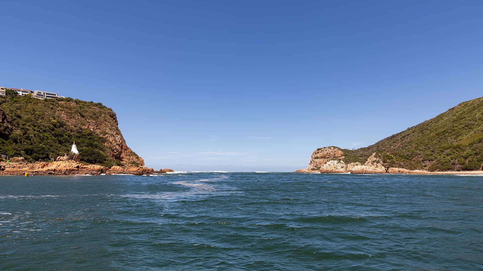 The Knysna Heads opening the lagoon to the sea