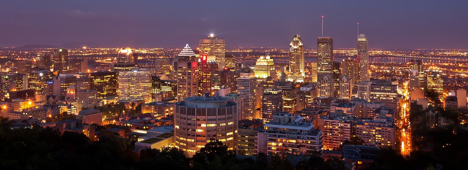 Montréal's downtown lit up from the Mount Royal lookout